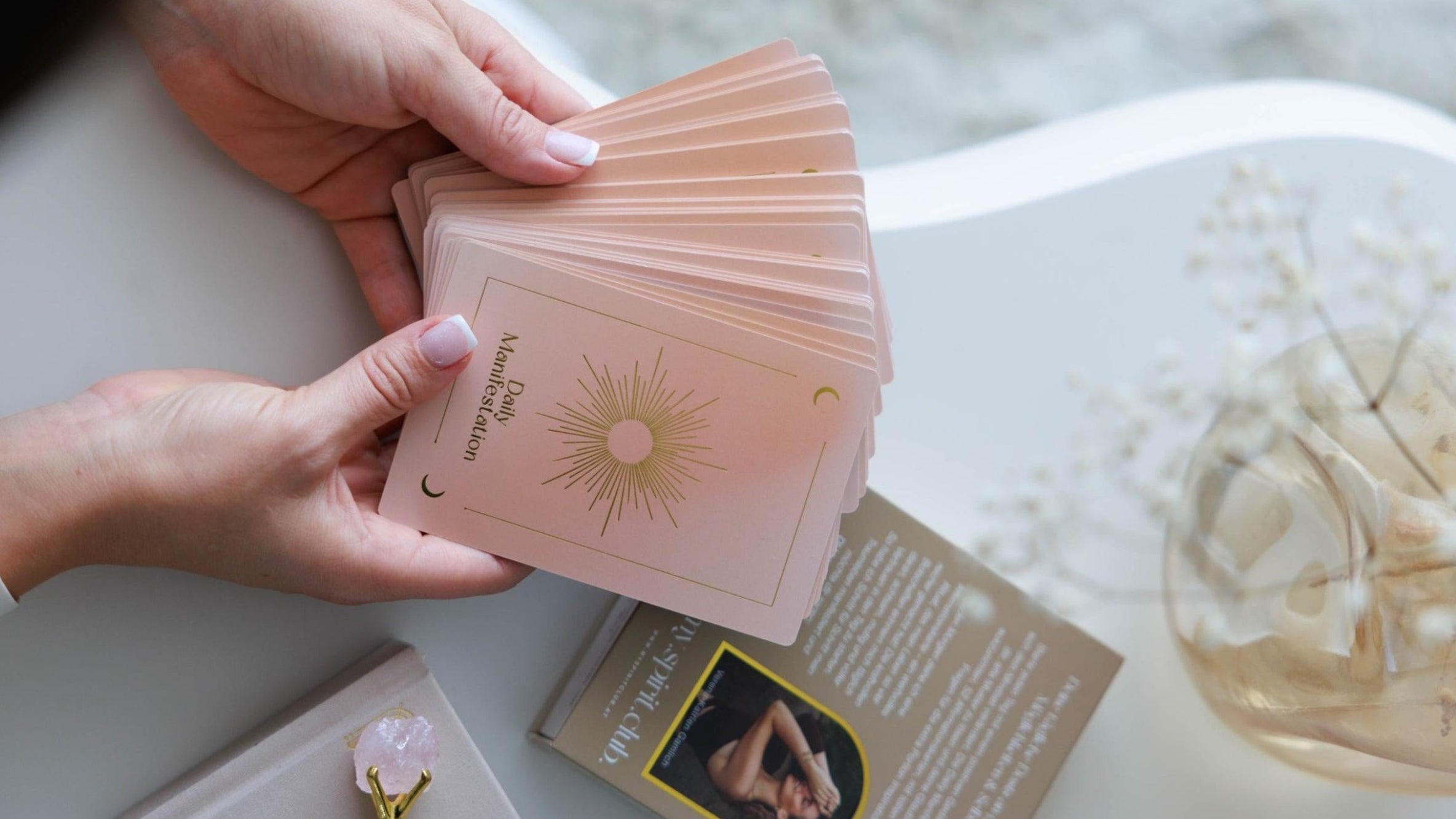 Frau hält Daily Manifestation Karten in der Hand – achtsames Ritual für positive Gedanken