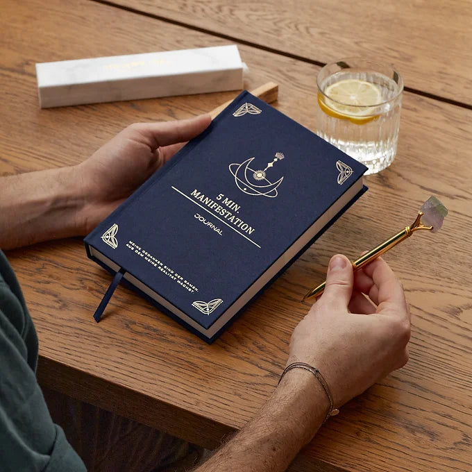 5 Minuten Manifestation Journal in blau und Fluorit Kristallstift am Holztisch