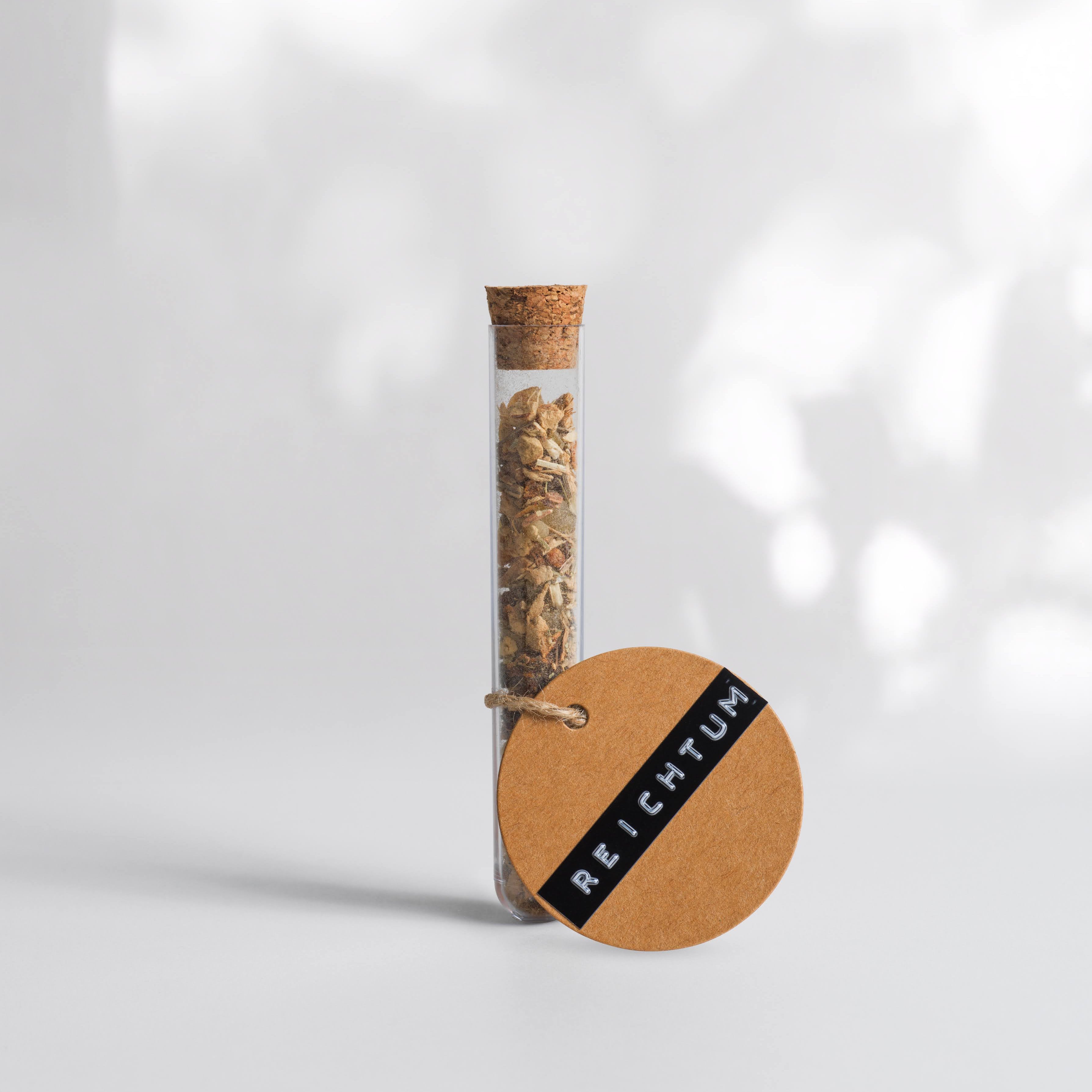 Reichtum Manifestation Räuchermischung liegt auf einem weißen Hintergrund mit einem schönem Etikett.