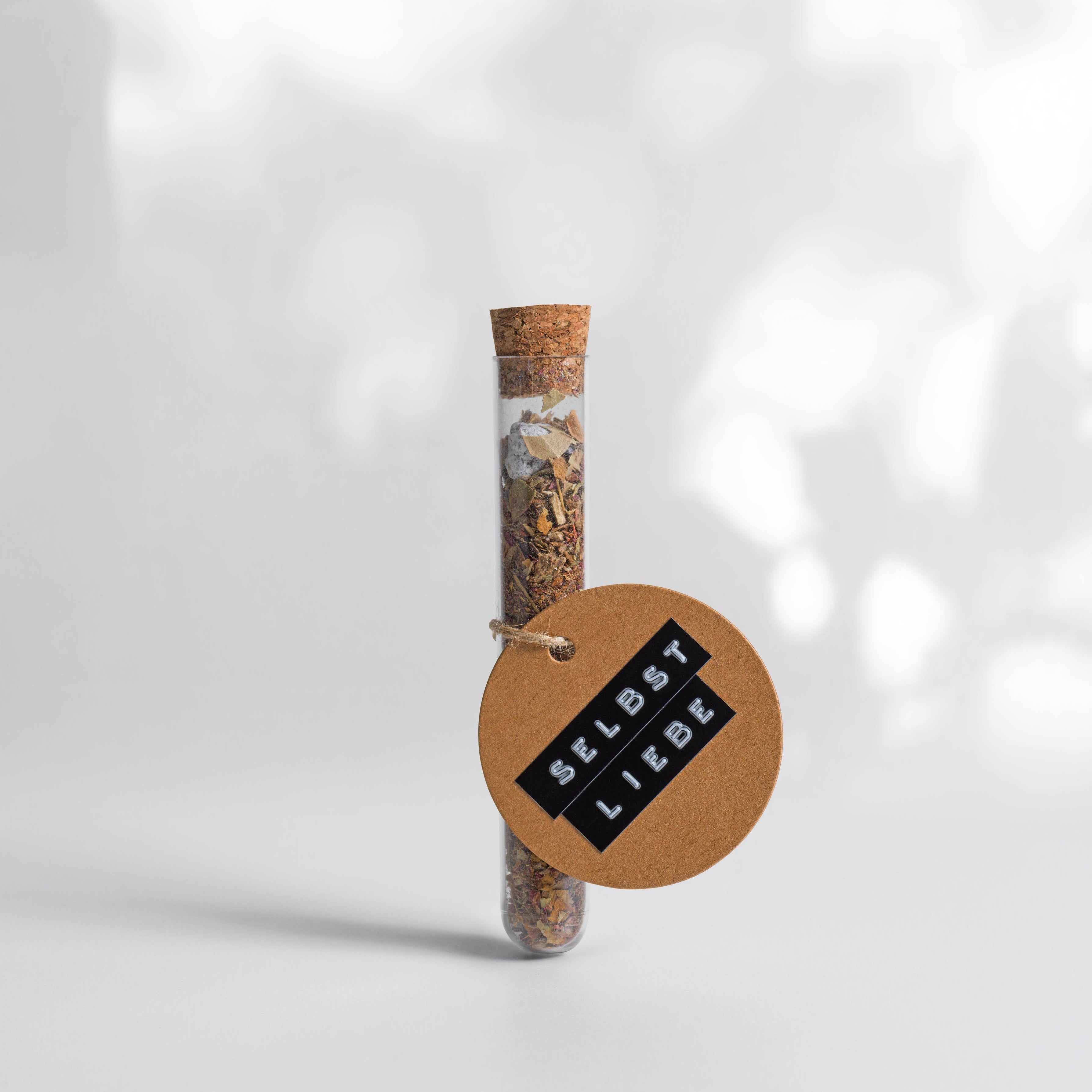 Selbstliebe Manifestation Räuchermischung liegt auf einem weißen Hintergrund mit einem schönem Etikett.