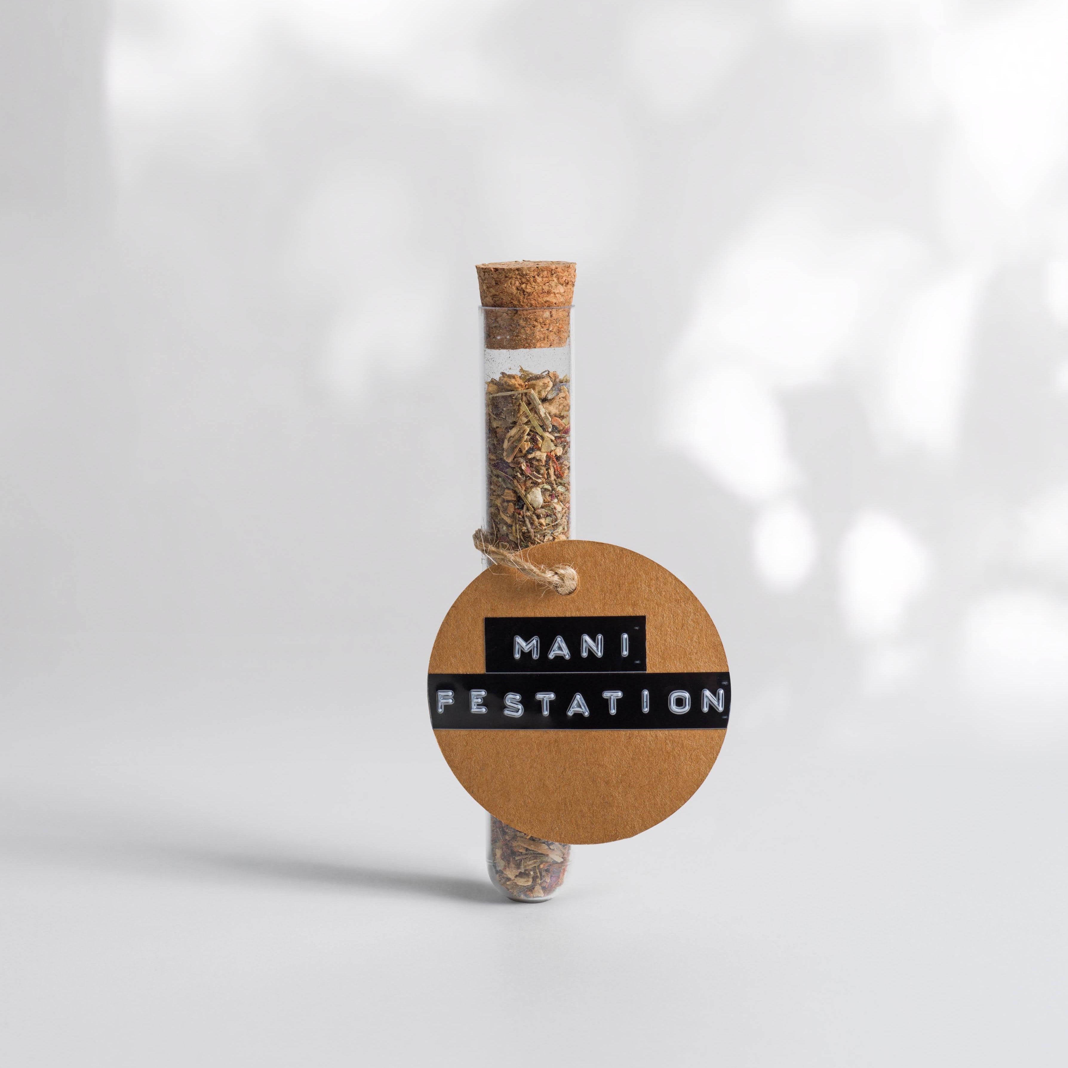 Manifestation Selbstliebe Manifestation Räuchermischung liegt auf einem weißen Hintergrund mit einem schönem Etikett.