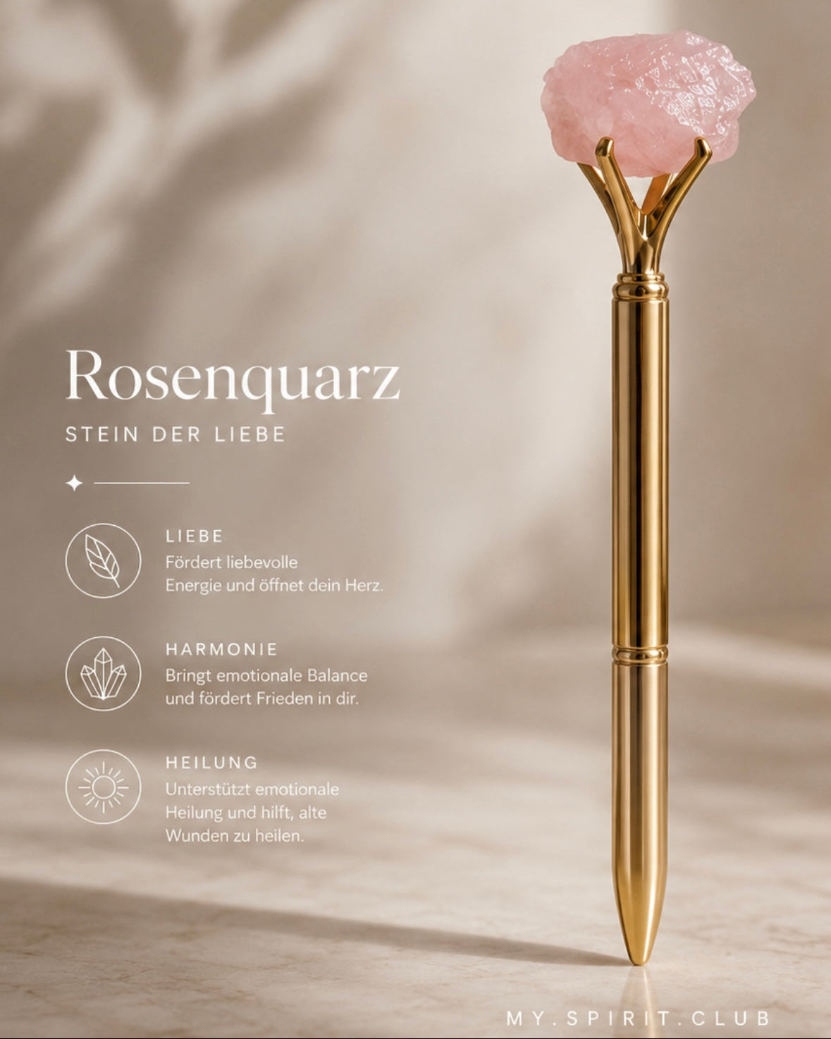 rosenquarz crystal pen mit bedeutung liebe harmonie heilung goldener kristall stift auf warmem beige hintergrund spirituelles manifestation produktfoto hochwertige selfcare ästhetik myspiritclub