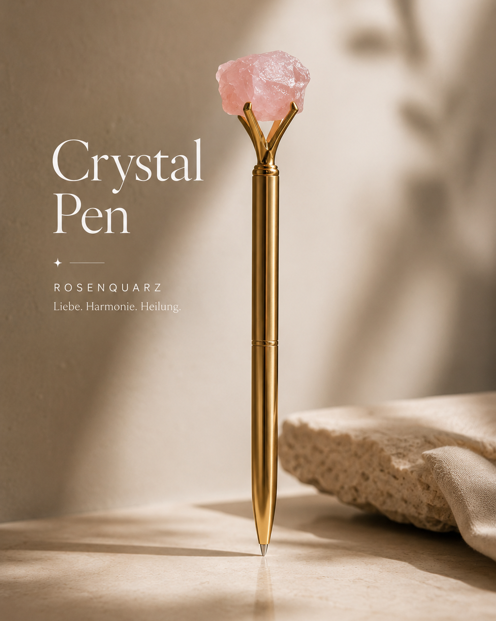 rosenquarz crystal pen mit bedeutung liebe harmonie heilung goldener kristall stift auf warmem beige hintergrund spirituelles manifestation produktfoto hochwertige selfcare ästhetik myspiritclub