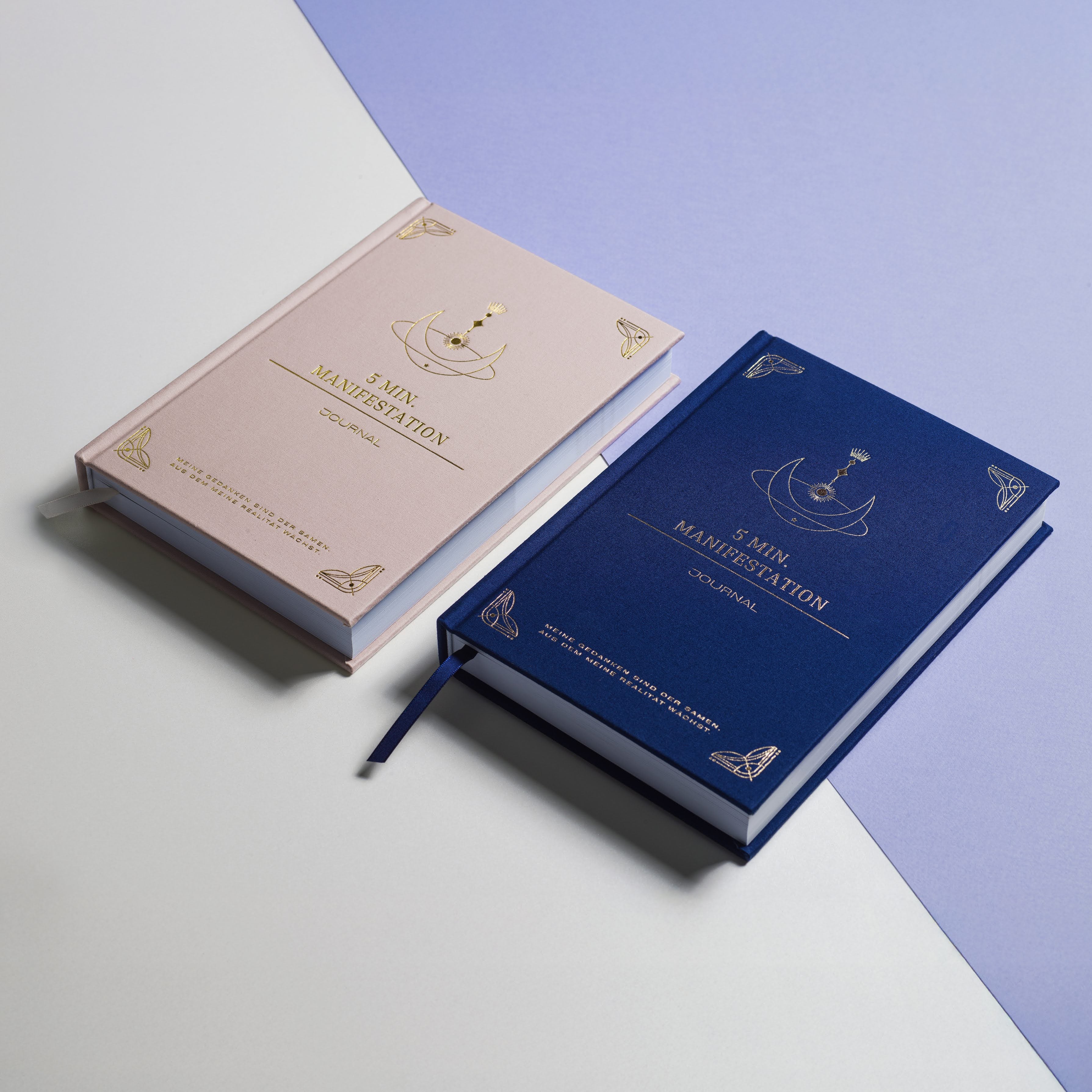 5 Minuten Manifestation Journal in Beige und Blau nebeneinander