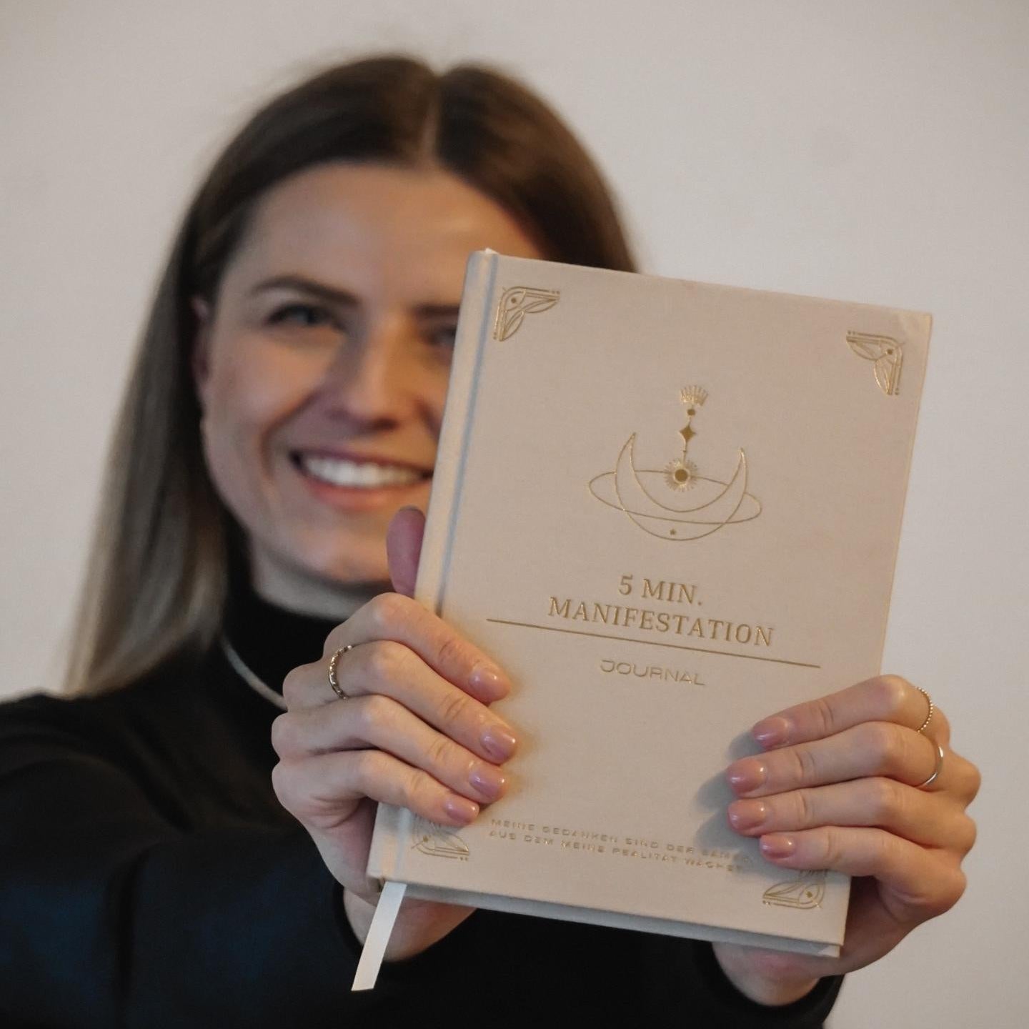 Frau hält 5 Minuten Manifestation Journal in der Hand. von myspiritclub