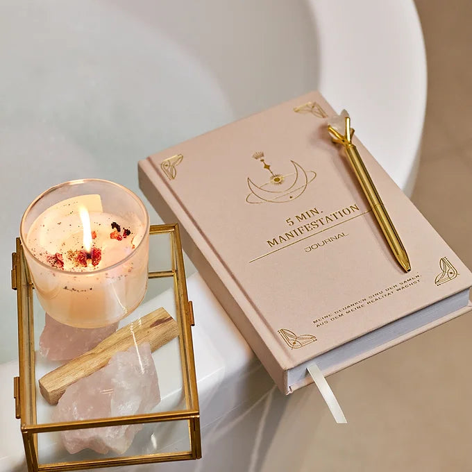 5 Minuten Manifestation Journal in Beige mit Palo Santo nebeneinander auf einer schönen Badewanne.