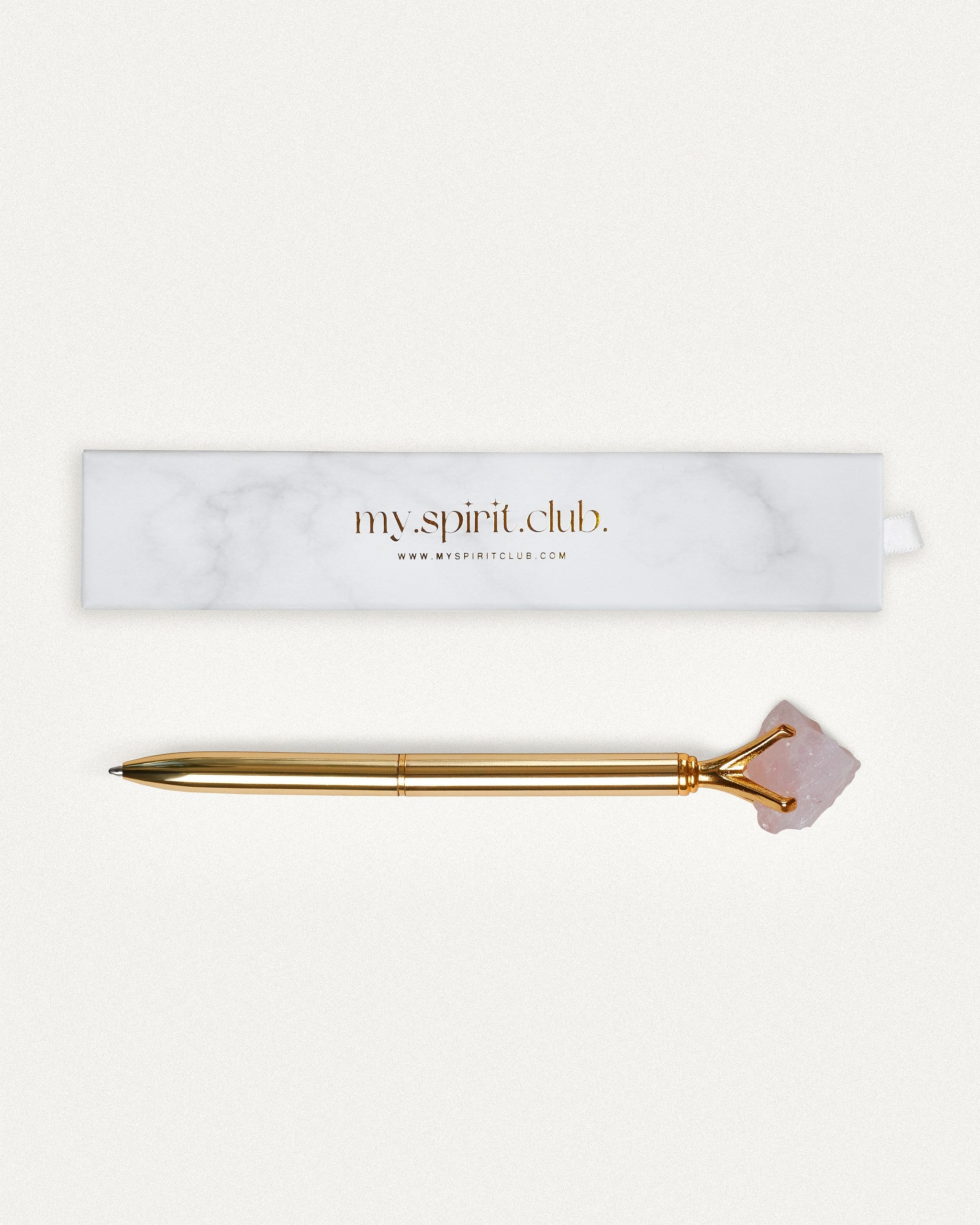 Rosenquarz Kristall Stift in Gold mit my.spirit.club Etui für Manifestation und Journaling.