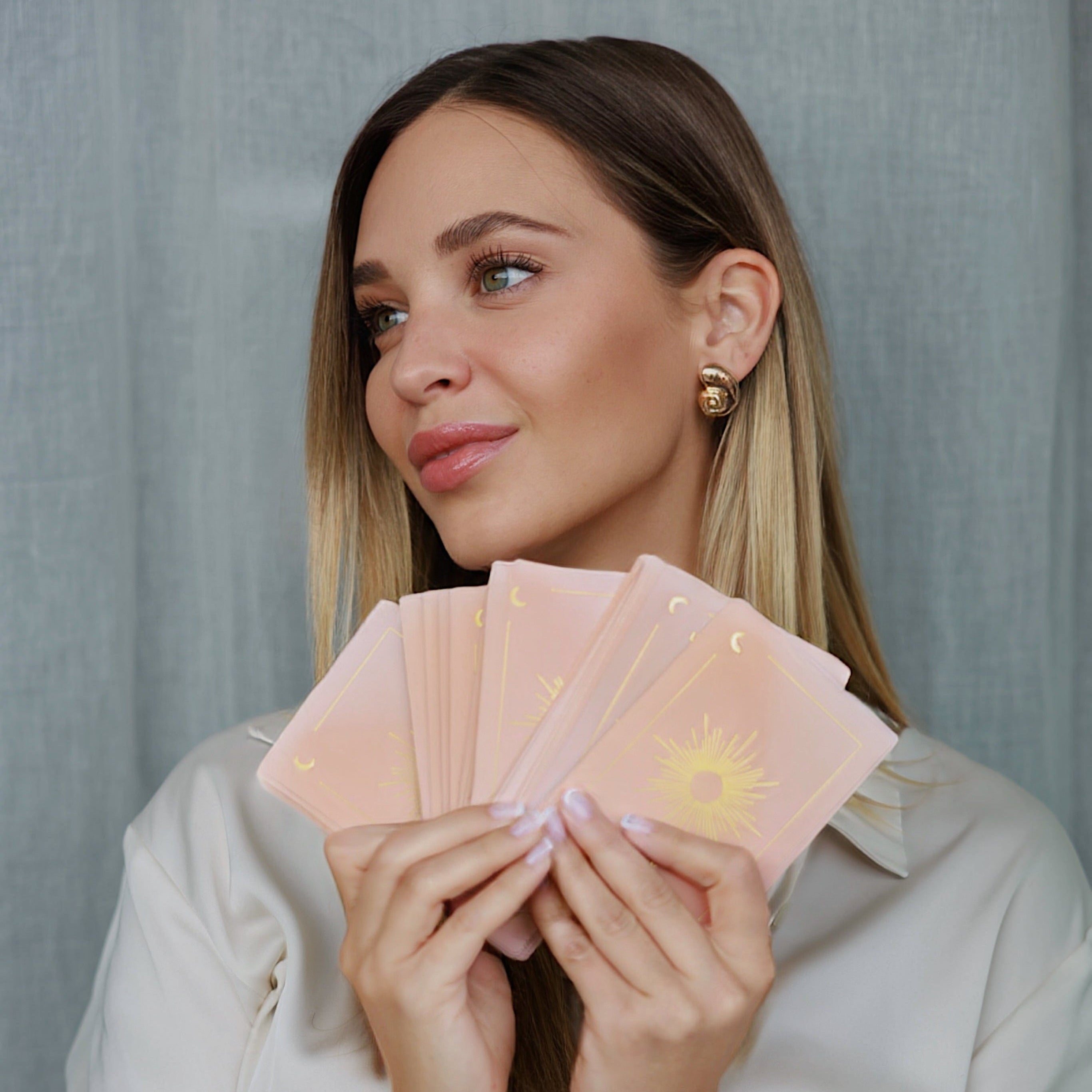 Daily Manifestation Karten präsentiert von Influencerin Verena Katrien.