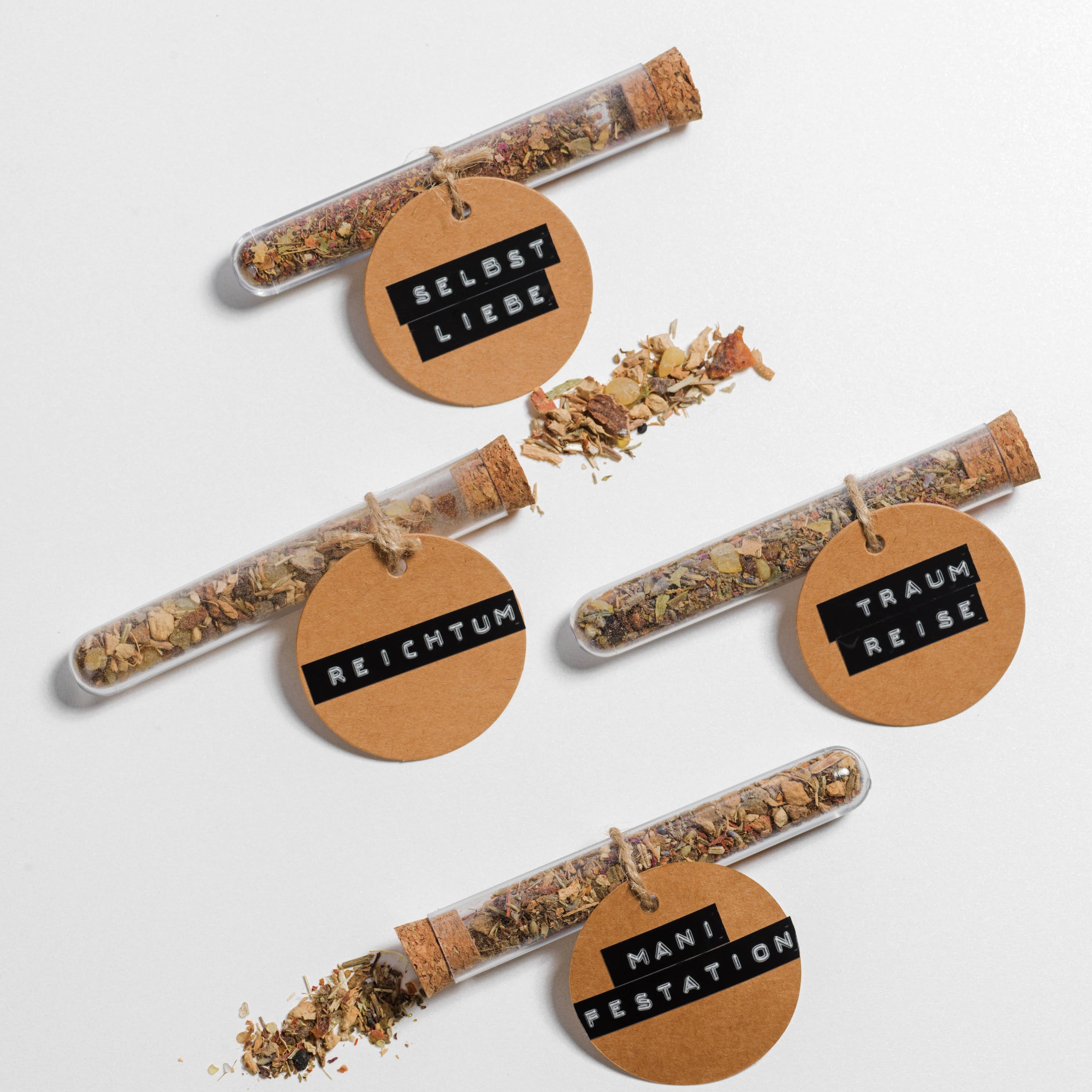 Alle Manifestation Räuchermischung liegten nebeneinander auf einem weißen Hintergrund.