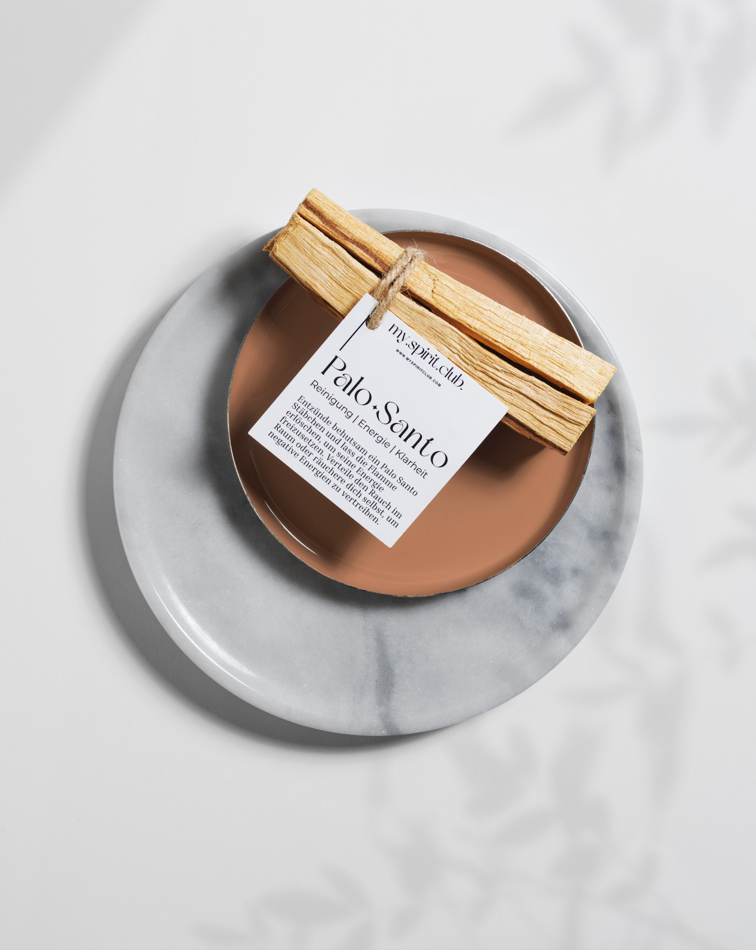 Palo Santo Holzstäbchen auf einer Schale aus grauem Marmor mit Kerze, natürliche Räucherware für Räucherrituale, Energie Reinigung, Meditation und bewusste Manifestation.