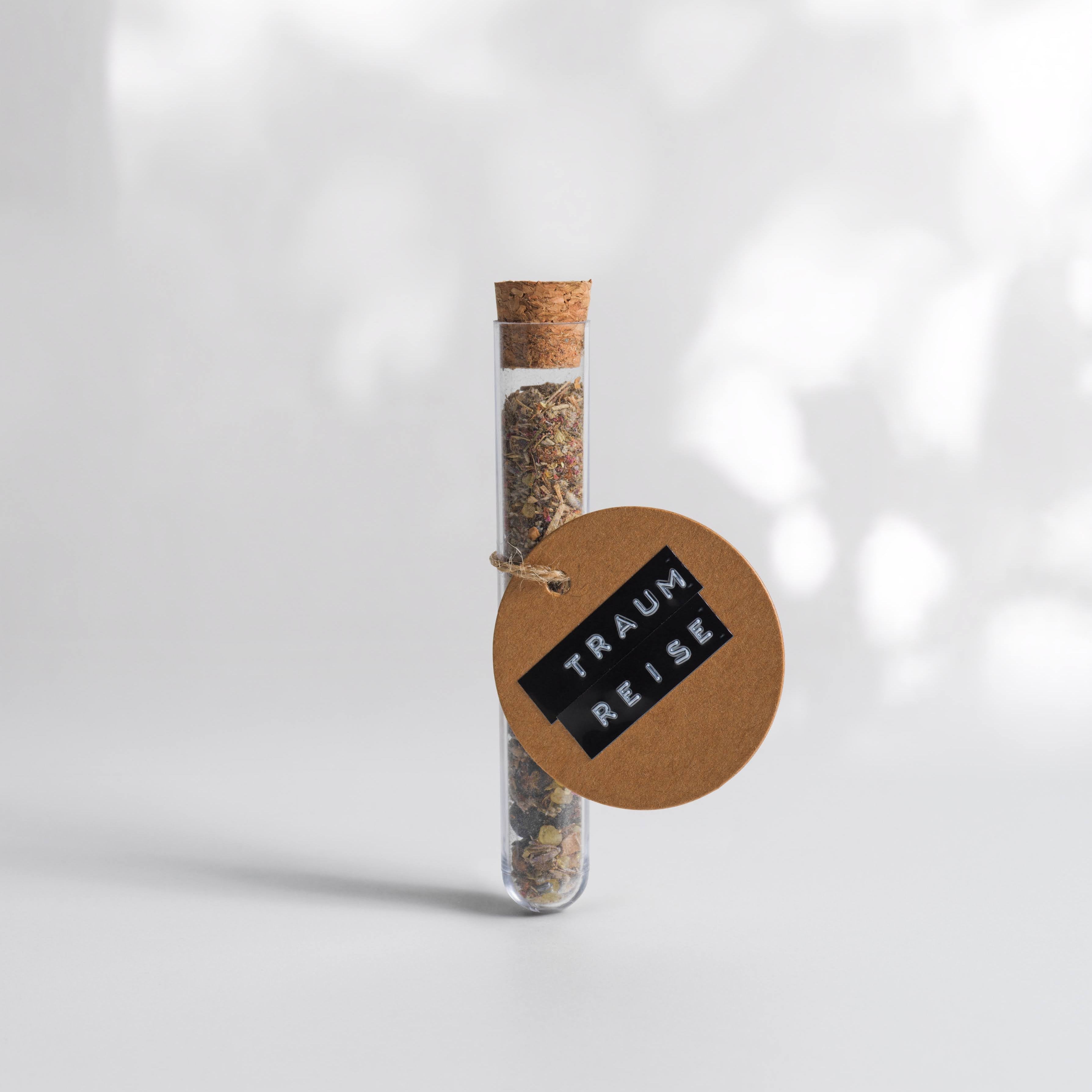 Traumreise Manifestation Räuchermischung liegt auf einem weißen Hintergrund mit einem schönem Etikett. 