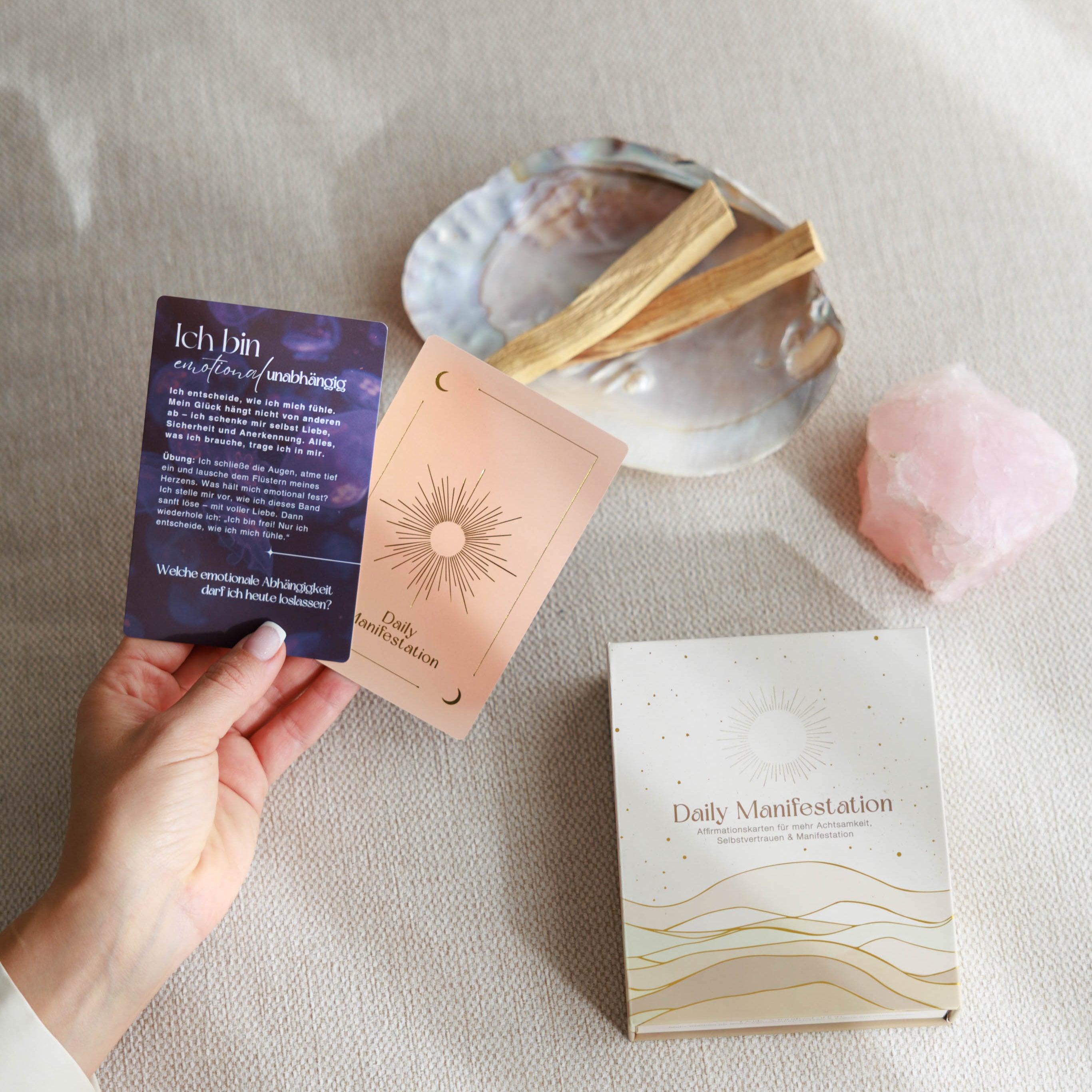 Daily Manifestation Kartenset und Palo Santo in einem schönen beigen Leinenhintergrund