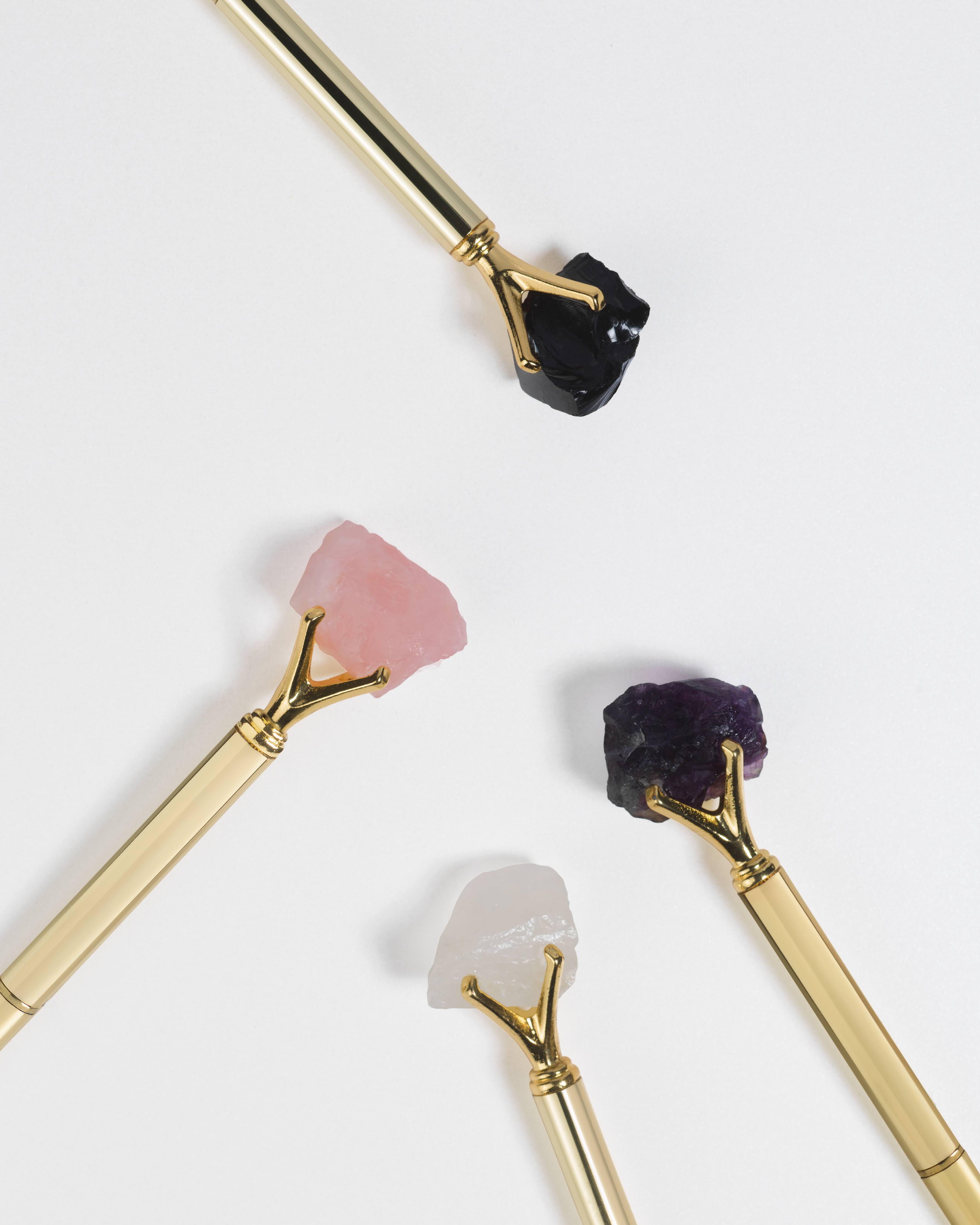 Kristallstifte mit echten Heilsteinen für Manifestation und Journaling. Kugelschreiber mit Rosenquarz, Bergkristall, Fluorit und schwarzem Obsidian auf hellem Hintergrund.