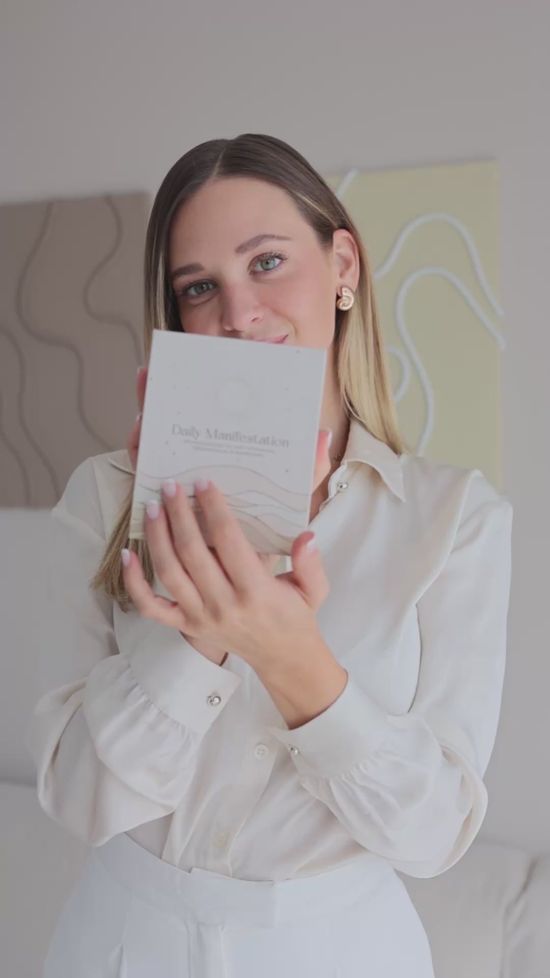 Frau hält Daily Manifestation Karten in der Hand – achtsames Ritual für positive Gedanken