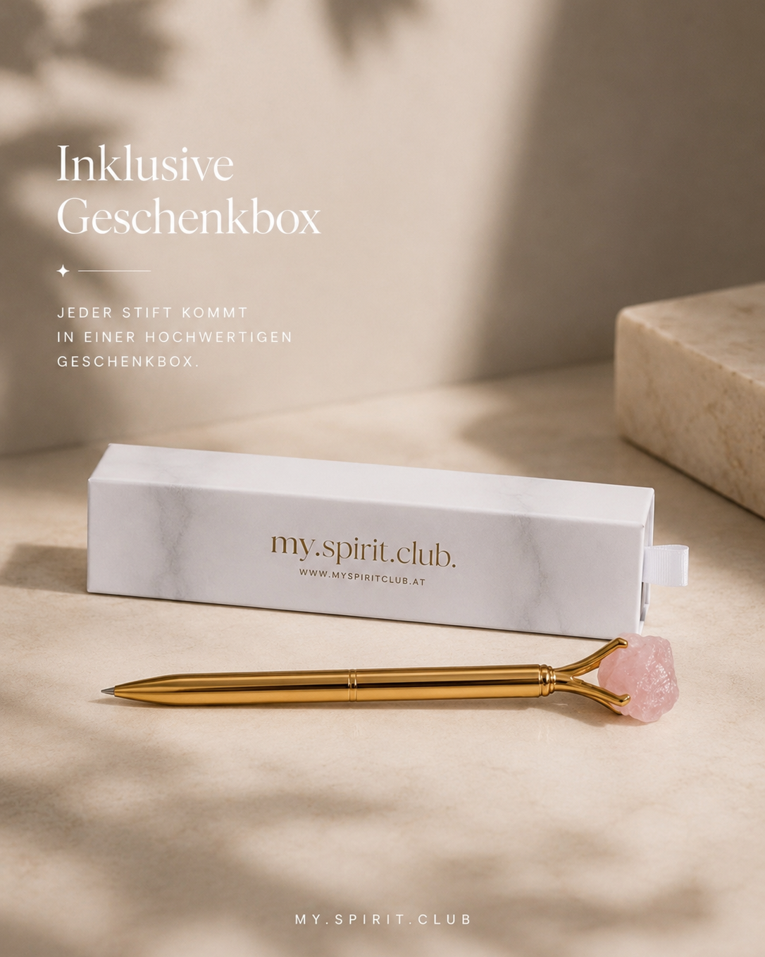 rosenquarz_crystal_pen_in_hochwertiger_geschenkbox_weiss_marmorierte_verpackung_mit_goldener_schrift_myspiritclub_luxurioeses_produktfoto_manifestation_journaling_selfcare_kristall_st